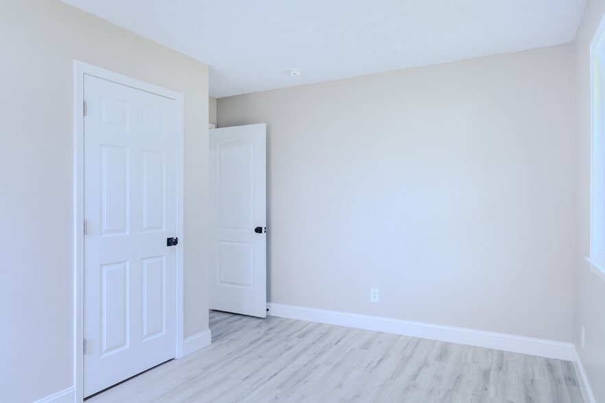 Building Photo - 1142 Riverside Cir