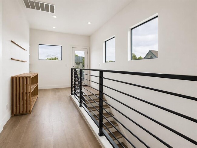 Building Photo - 4402 Mt Vernon Dr