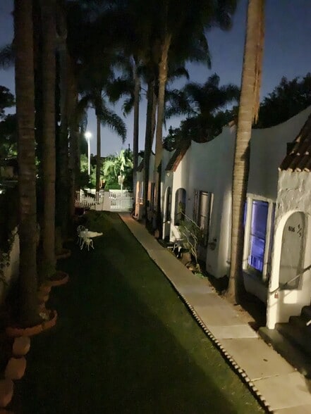 Building Photo - 806 N Poinsettia Pl