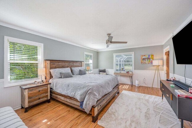 Building Photo - Luxurious 4 Bed/2.5 Bath Home with Stunning Lake and Golf Course Views with Pool on Savannahs Tra...