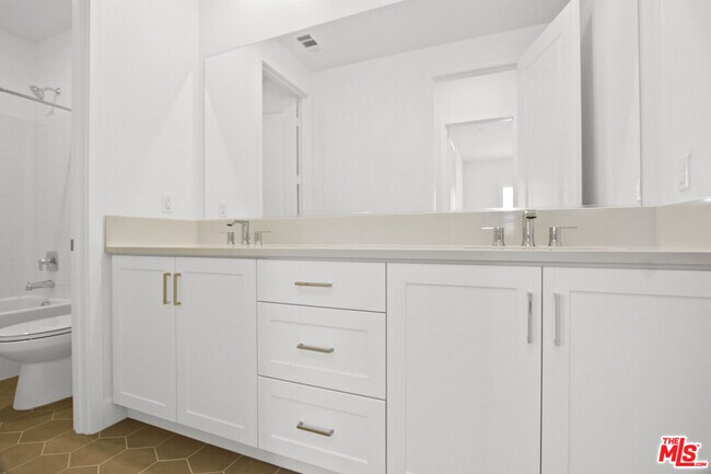 Building Photo - 147 Sawbuck