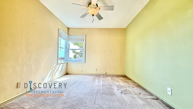 Building Photo - Attractive Mid-Century Modern Dimond Distr...