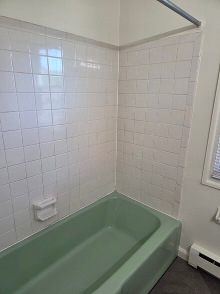 Porcelain tub & ceramic tub surround. - 102 Stonecrest