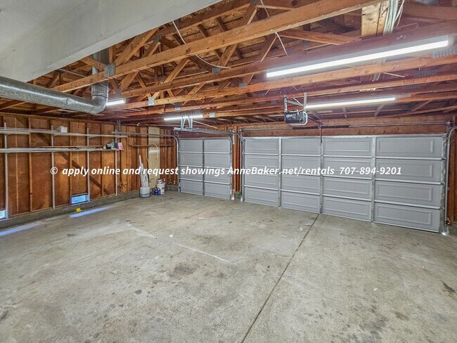 Building Photo - Newly Updated - New Appliances, Flooring, ...