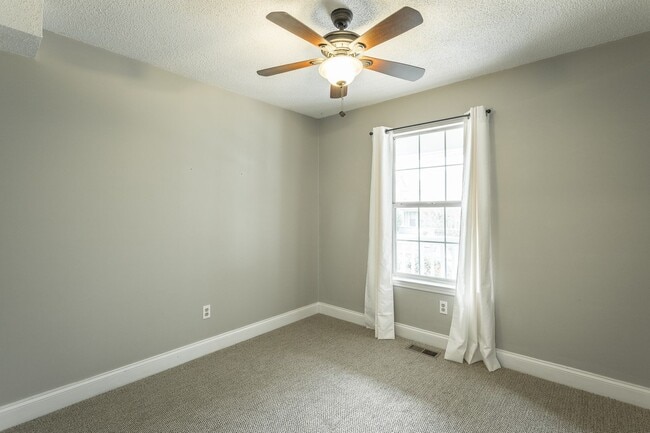 Building Photo - 3 bedroom, 2 bathroom home in the Southside!