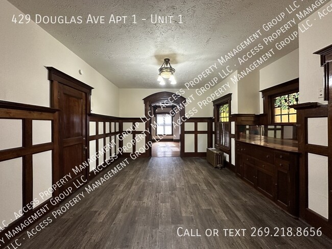 Building Photo - 429 Douglas Ave