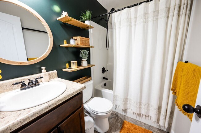 Building Photo - Pet Friendly Three Bedroom!