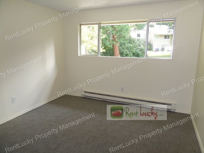 Building Photo - Super-Cute 2 Bedroom, 2 Bath Duplex in Unb...