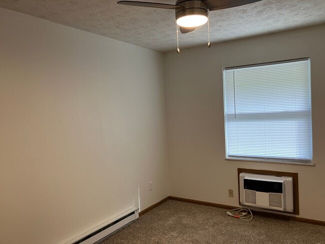 Building Photo - 2 Bedroom Townhome, Quiet Neighborhood!