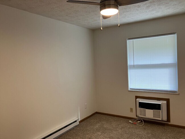 Building Photo - Spacious 2-Bedroom Living in a Quiet Community!