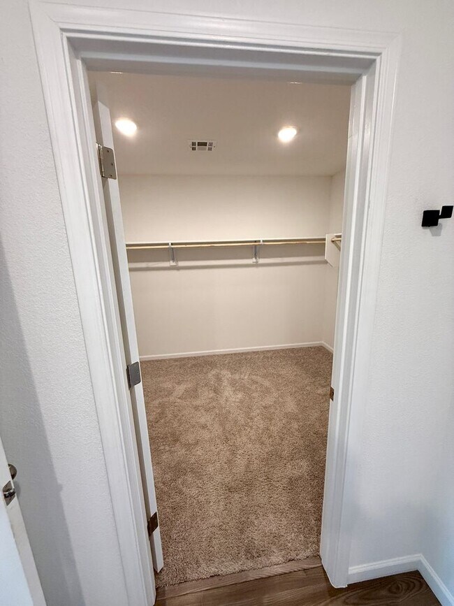 Building Photo - Spacious 4 Bedroom Home with Solar & Moder...