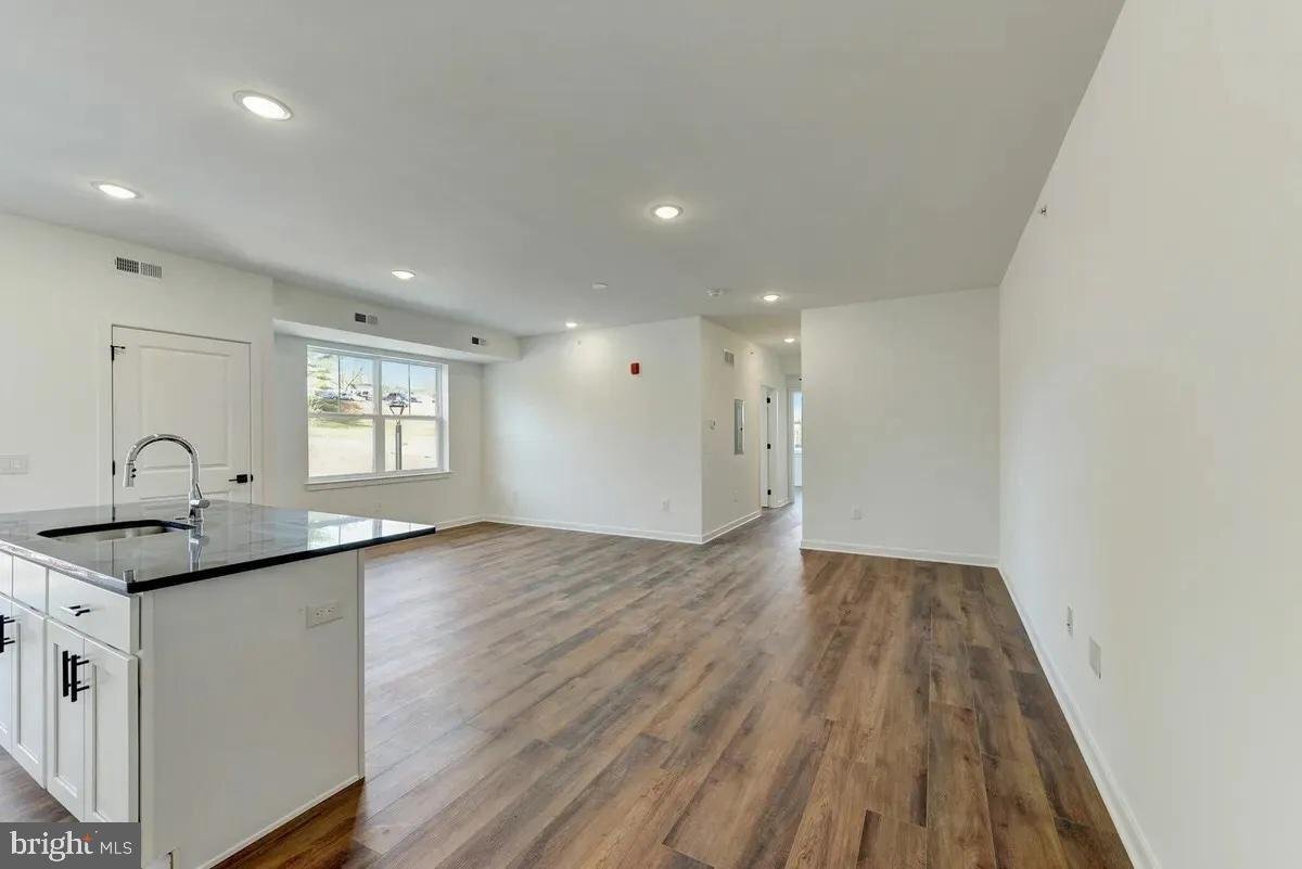Building Photo - 905 Forest Ln
