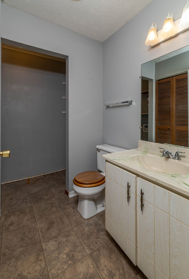 Building Photo - 9104 Woodpark Ln NW