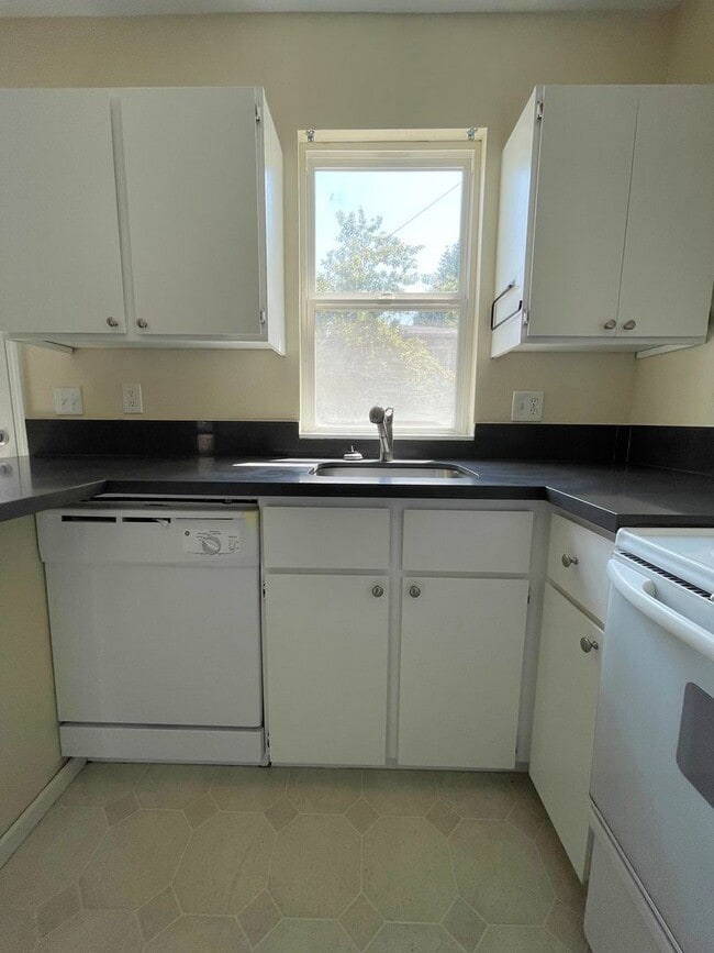 Building Photo - Quiet and Cozy Two Bed in SW Portland 5 plex~ Open Floor Plan~ Great Shared Outdoor Space~ Off St...