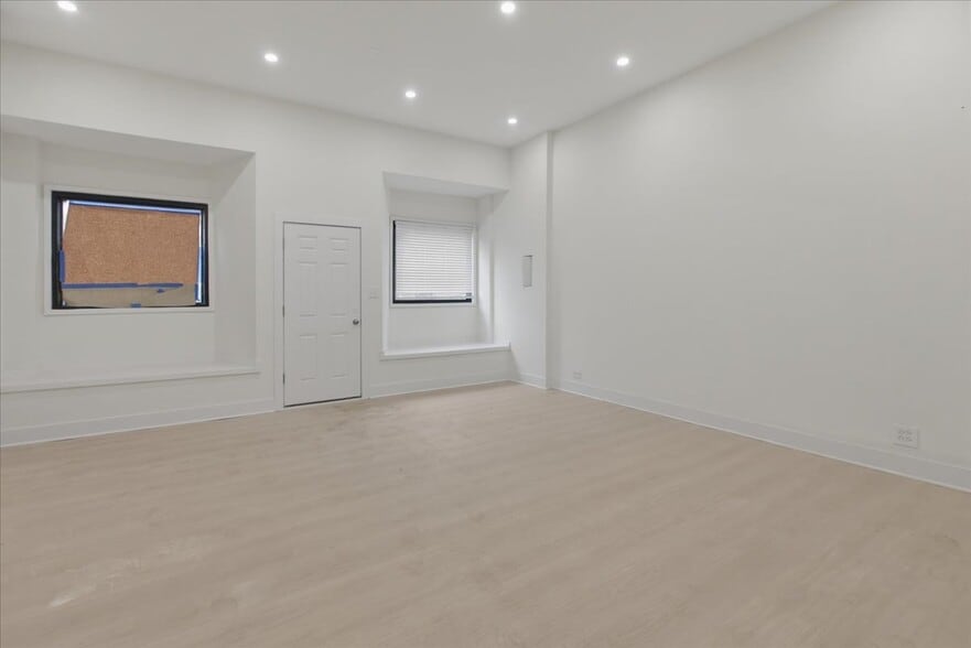 Building Photo - 4004 N Bell Ave