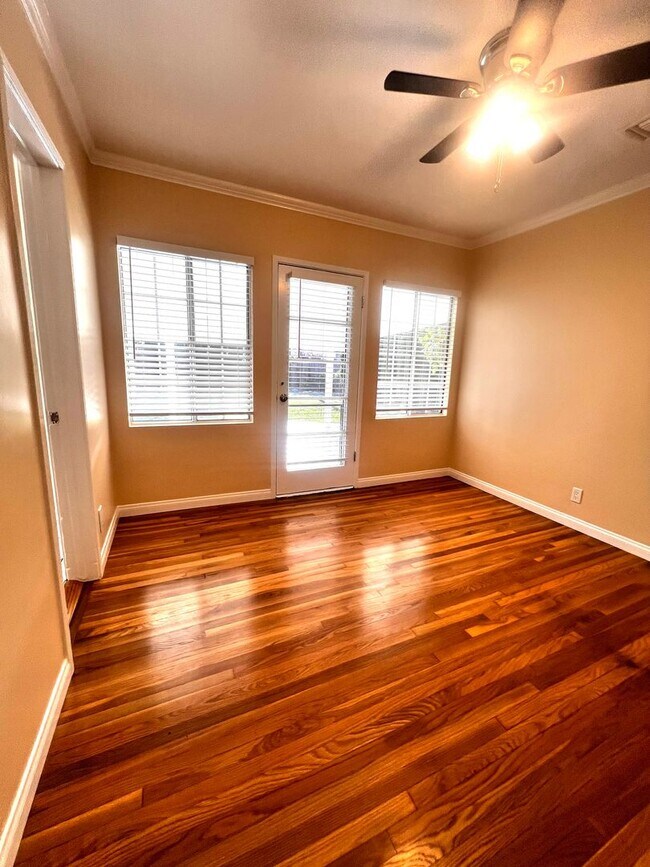 Building Photo - Single Family. 3-bed Home - Desireable Neighborhood!