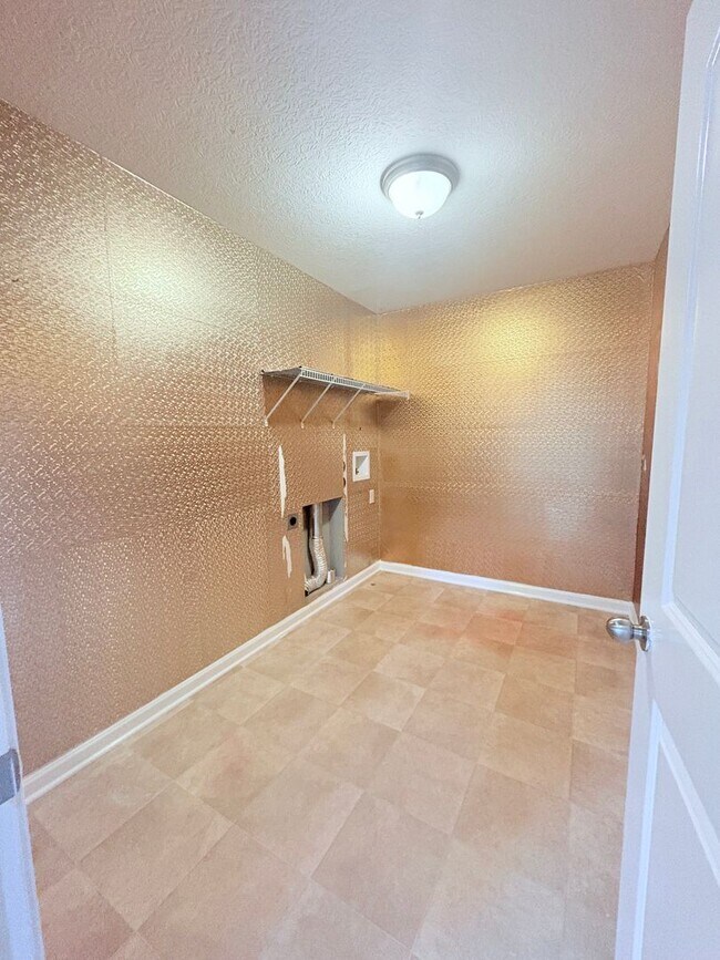 Building Photo - Stunning 3-bedroom, 3.5-bathroom home in Reynoldsburg