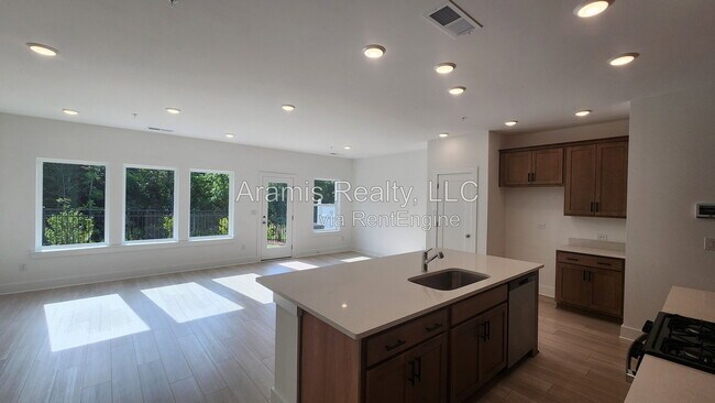 Building Photo - 450 Laurelwood Ln
