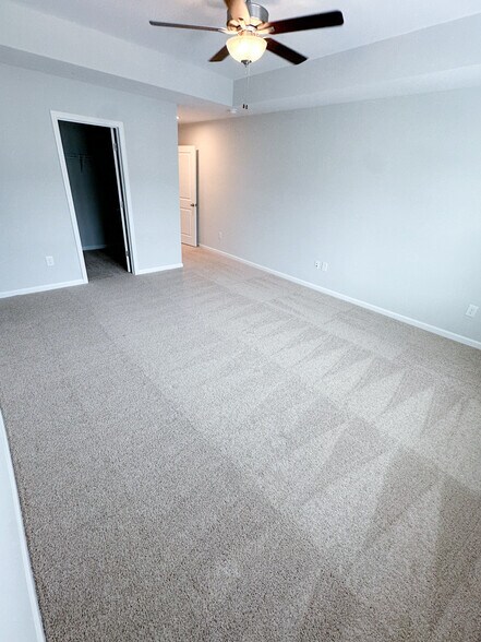 Building Photo - 495 Crown Dr