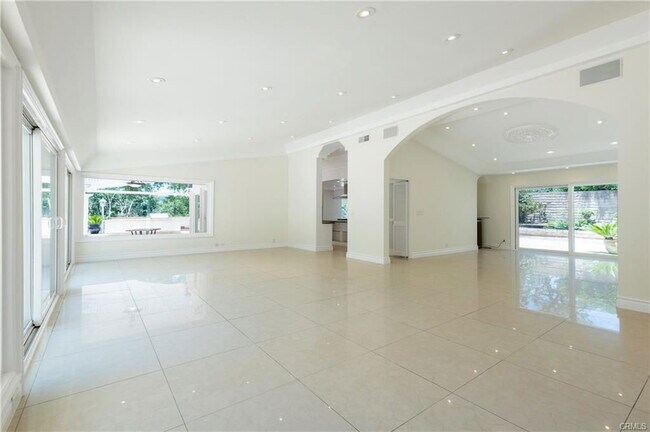 Building Photo - 16379 Meadow Ridge Way