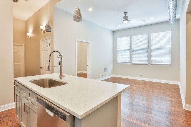 Building Photo - Gorgeous 1Bed in Logan Square! Condo Quality! In-Unit Laundry! Central Air! Stainless Steel!