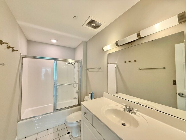 Building Photo - Stunning 1BD, 1.5BA Downtown Raleigh Condo...