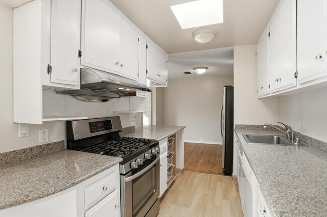 Building Photo - 1855 Forest Ct