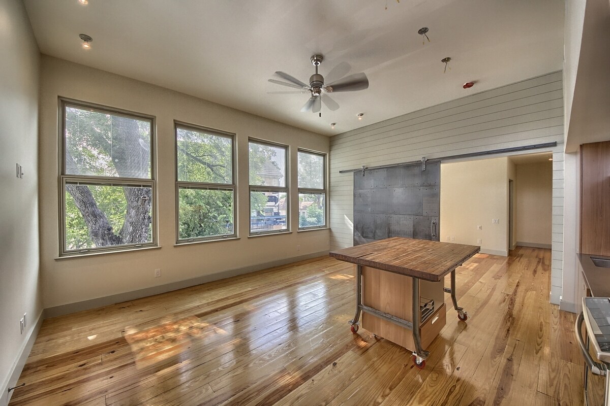 Building Photo - 302 E Josephine St