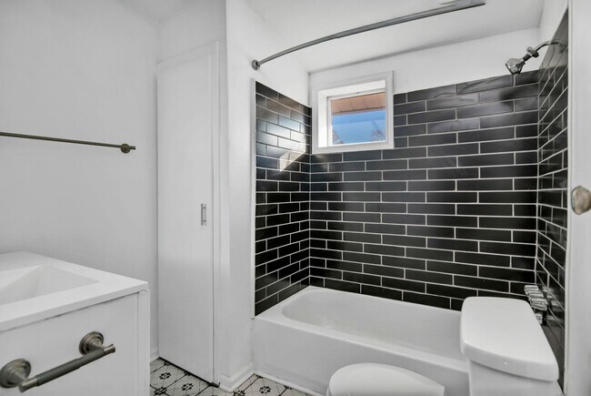 Building Photo - 203 Oliver St