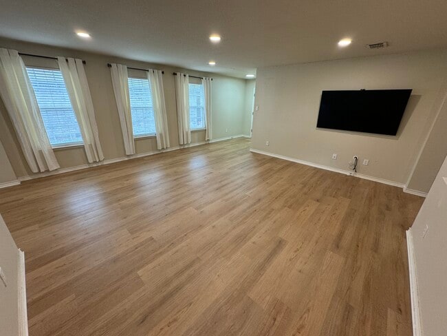 Building Photo - 1600 Knight Trail