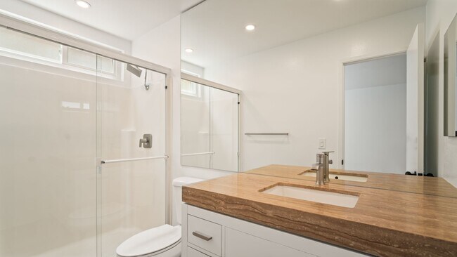 Building Photo - Larkspur Duplex
