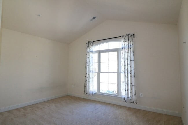 Building Photo - SHORT TERM LEASE AVAILABLE -- Luxury TH in Bethesda - 4 bed + 3.5 ba - Elevator TH in Gated commu...