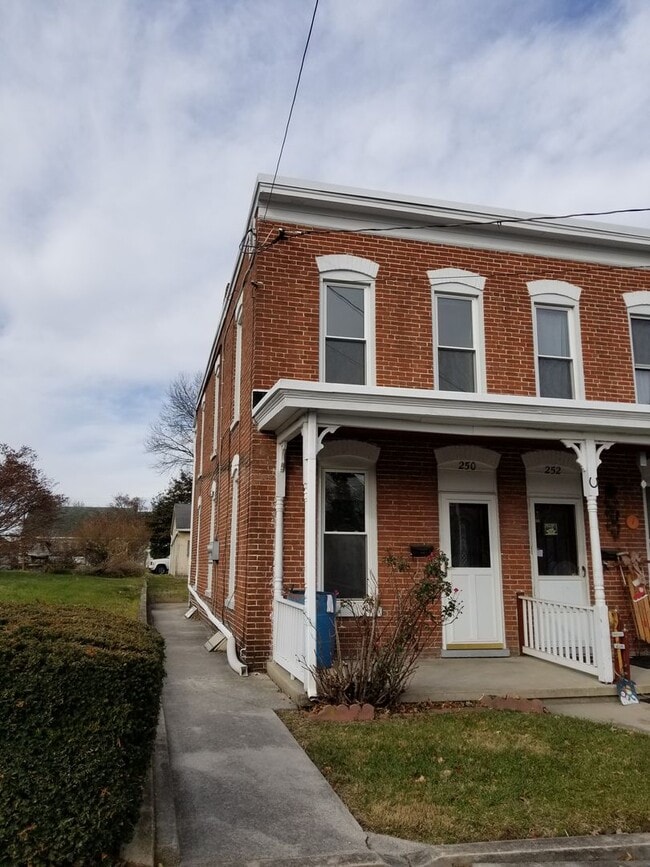 Building Photo - 250-252 Garfield Street