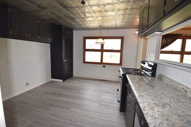 Building Photo - 3 Bedroom 2 Full Bath Home in Greenfield, Fenced Yard