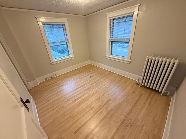 Building Photo - 6 bedroom 2 bath