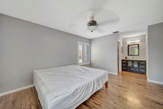 Building Photo - 9743 Saratoga Park Ct