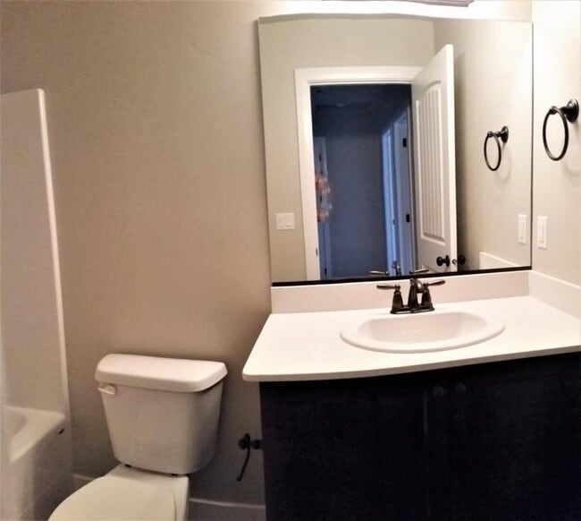 Building Photo - 3 bedroom, 2.5 bathroom Townhome on the No...