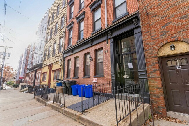 Building Photo - 314 Monroe St