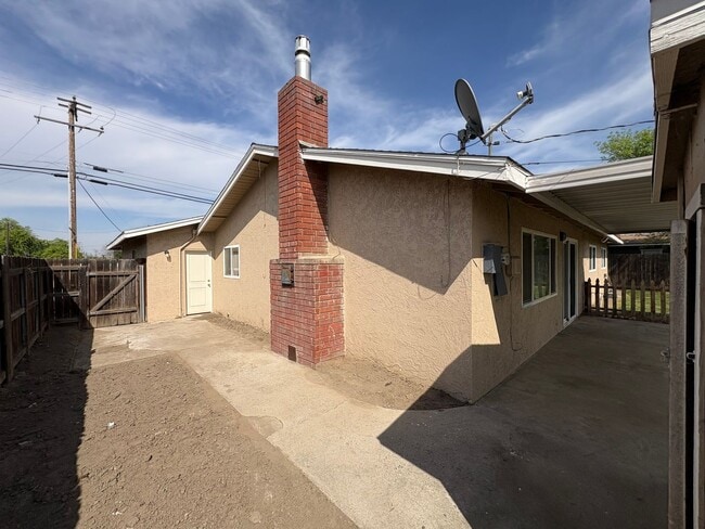 Building Photo - Spacious SE Tulare Home Near Shopping Centers Rent Ready!