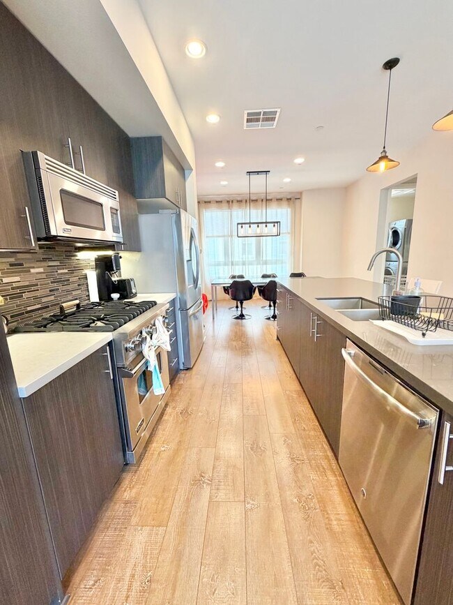 Building Photo - Furnished 3-BR/3-BA Townhouse w/ Giant Roof deck, 2-Car Garage, EV Hookup