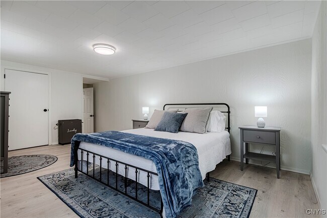 Building Photo - 16 College St