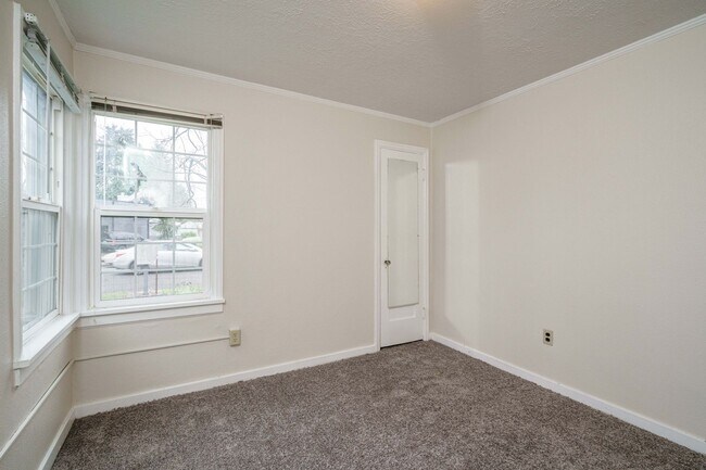 Building Photo - 1 Bedroom 1 Bath with Detached Garage