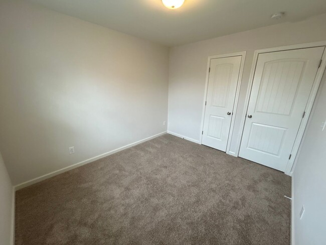 Building Photo - *Move in Special* Updated 3 Bedroom | 2.5 ...