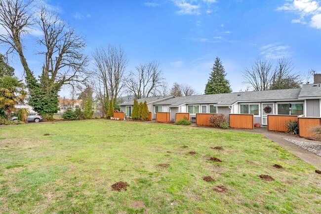 Building Photo - 2 bedroom 1 bath in Clackamas!!