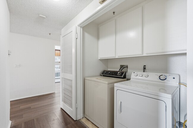 Building Photo - 2559 Plaza del Amo