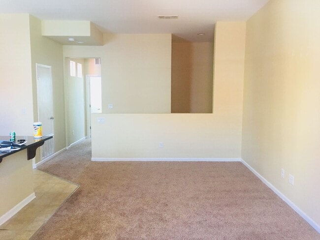 Building Photo - Capital Village 2 Bed, 2 Bath 1065 sft., H...