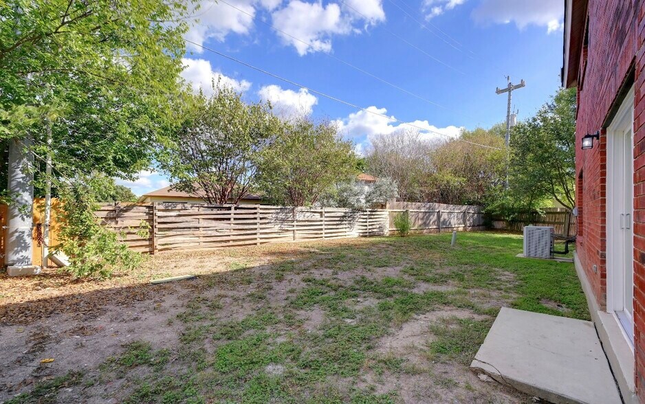 Building Photo - 2230 Juniper Hl
