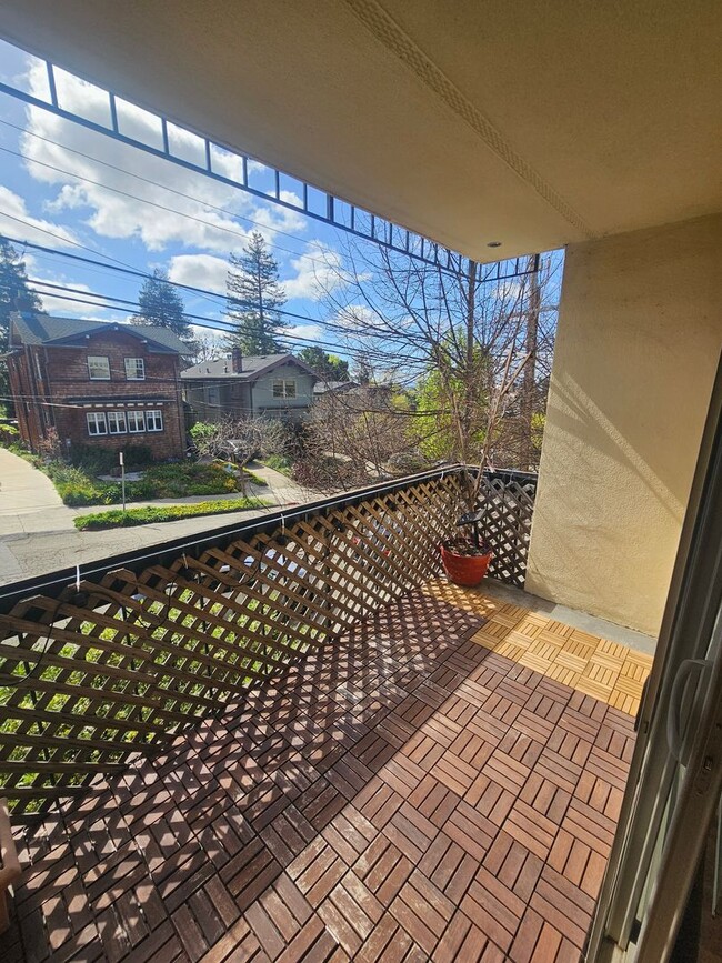 Building Photo - Cozy 2 Bedroom Condo Looking Near Piedmont...