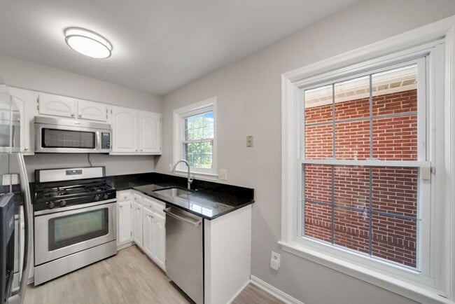 Building Photo - Updated // 3 Bedroom 2 Bathroom Condo // A...