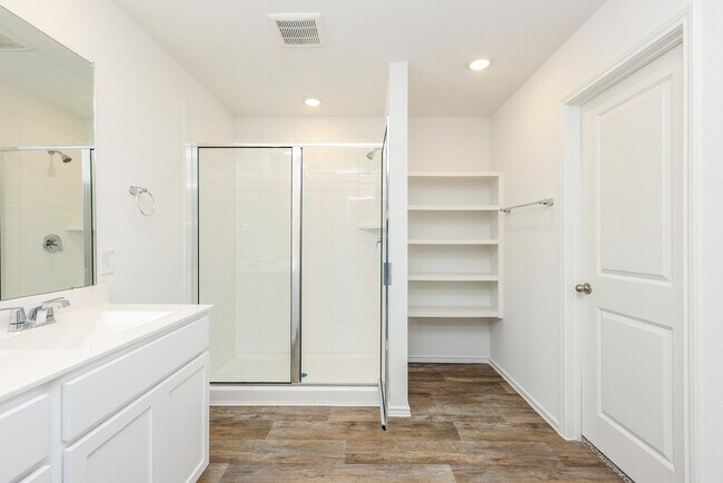 Building Photo - 3027 Lake Crest Dr